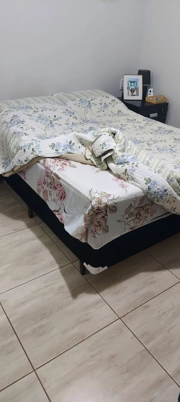 Cama de casal com o box