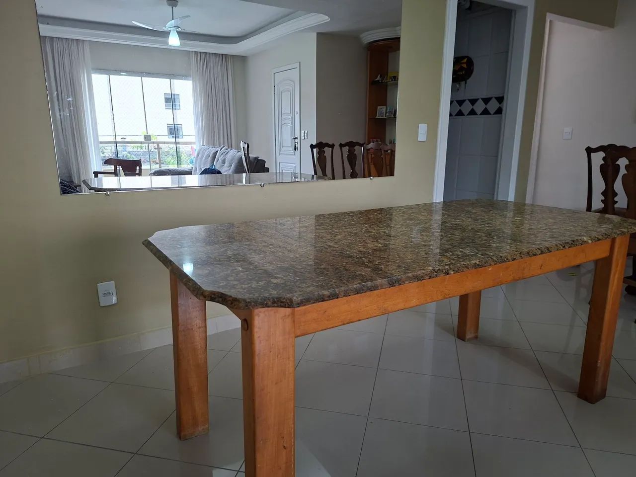 Mesa em granito e madeira pau marfim .