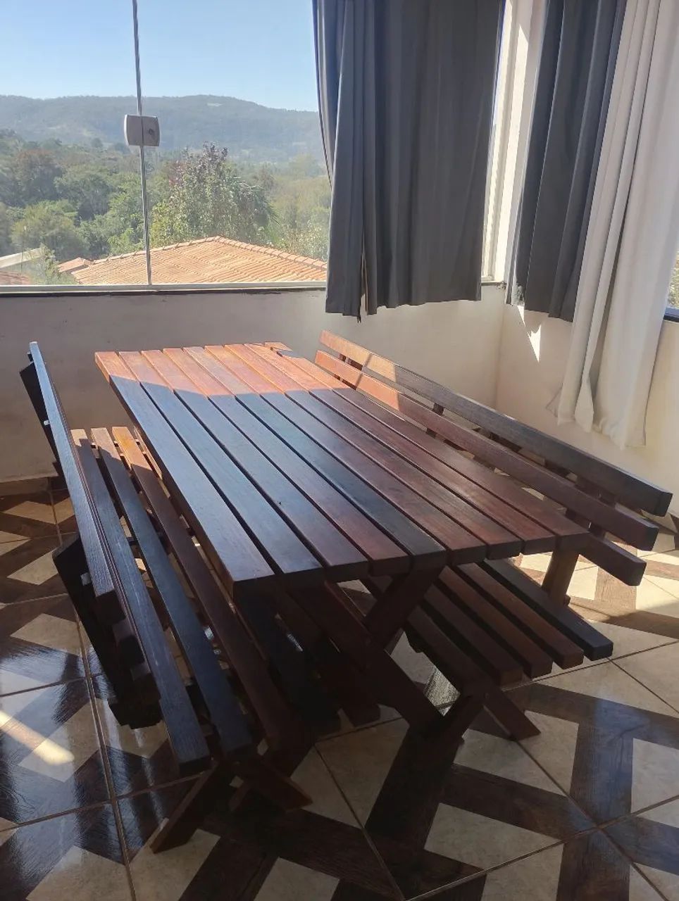 Vendo excelente conjunto de mesa com 2 bancos madeira macissa  - Foto 4
