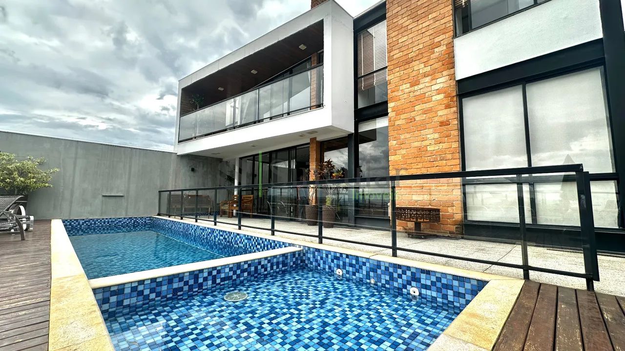 CASA DE CONDOMÍNIO À VENDA COM PISCINA E TRÊS QUARTOS