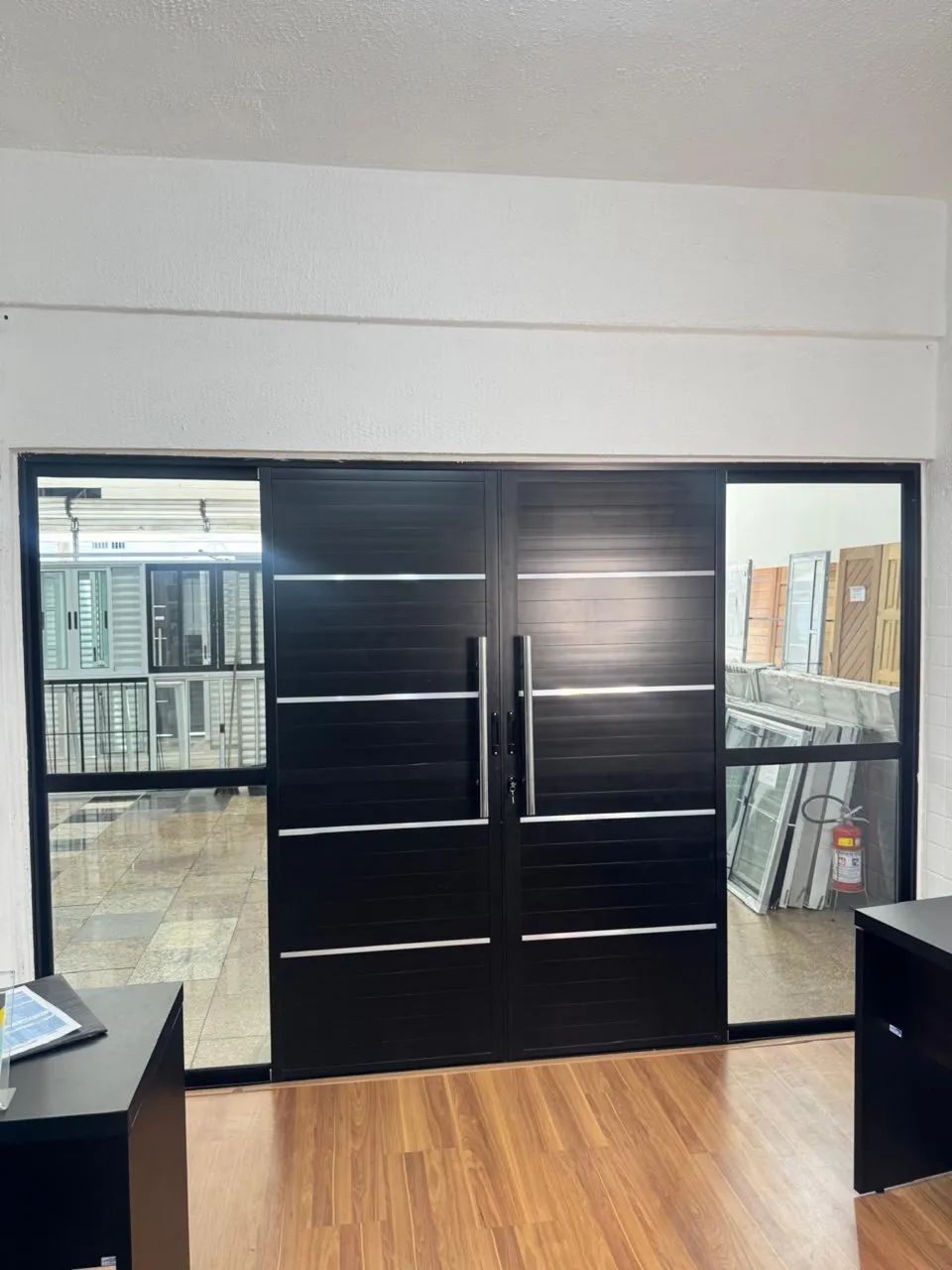 PORTA DE ALUMÍNIO PRETO LAMBRIL SACADA 2 METROS  - DIRETO DA FÁBRICA  - Foto 2