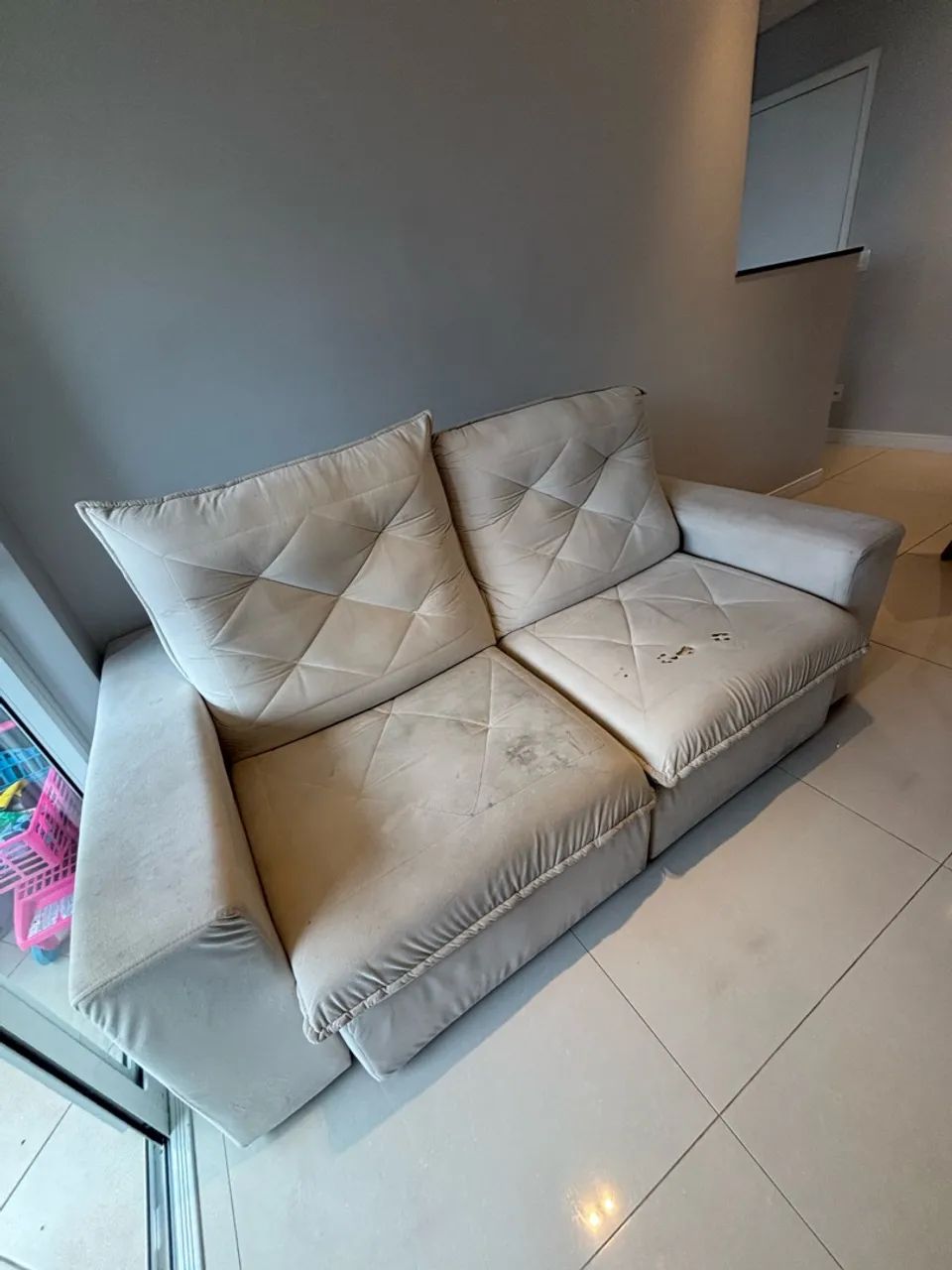 Sofá 2 lugares marfim - para uso ou reforma  - Foto 3
