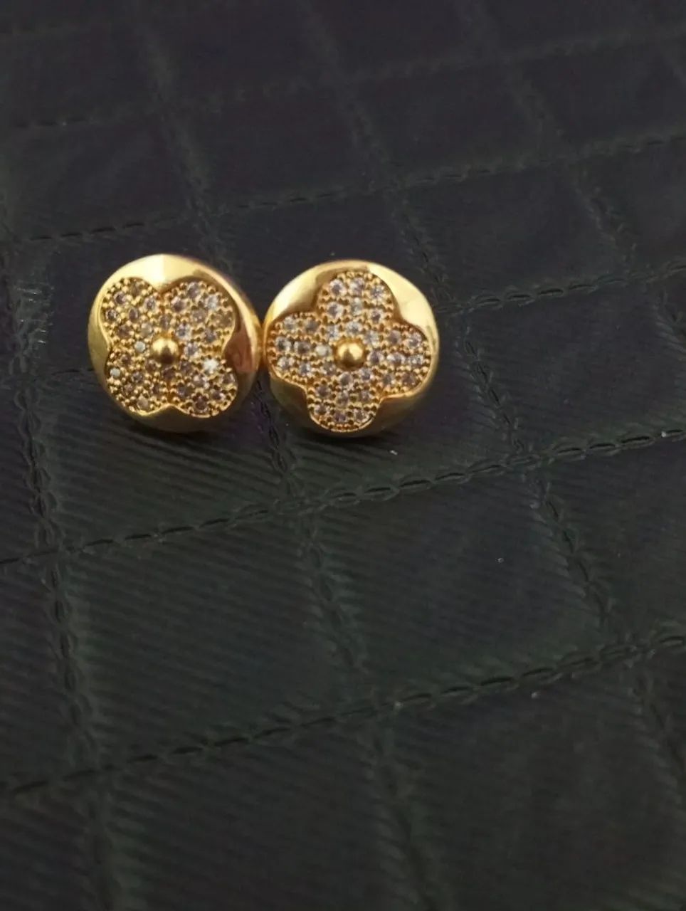 Brincos novos cravejados e banhados a ouro.  - Foto 2
