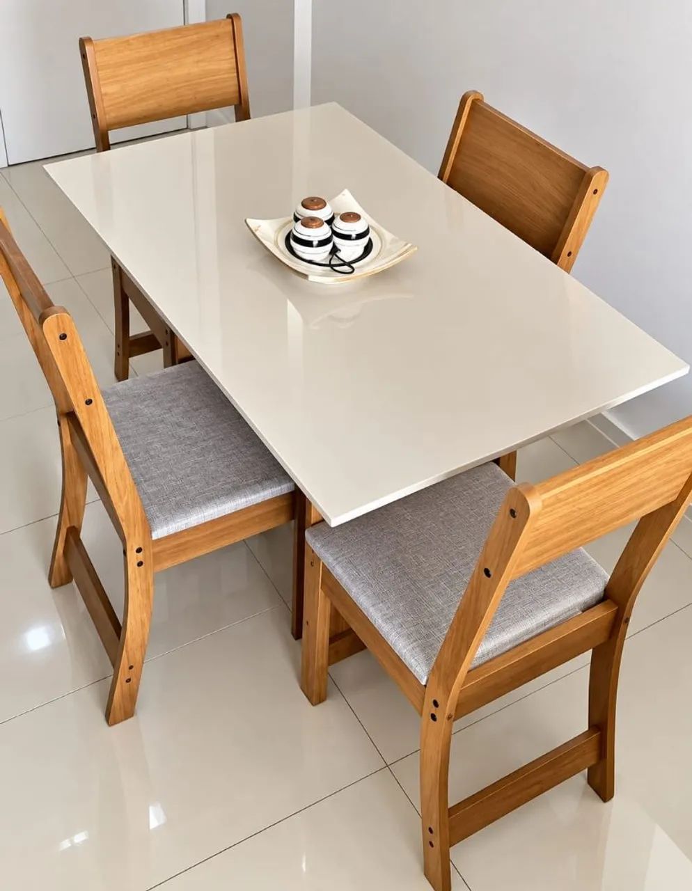 Mesa com 4 cadeiras 