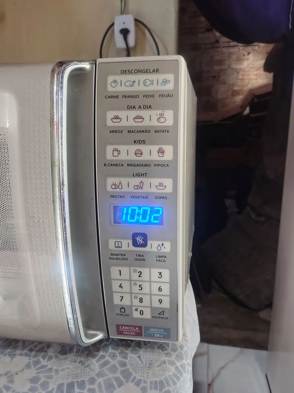 VENDO UM MICROONDAS BEM CONSERVADO FUNCIONANDO PERFEITAMENTE TESTA NA HORA  - Foto 5
