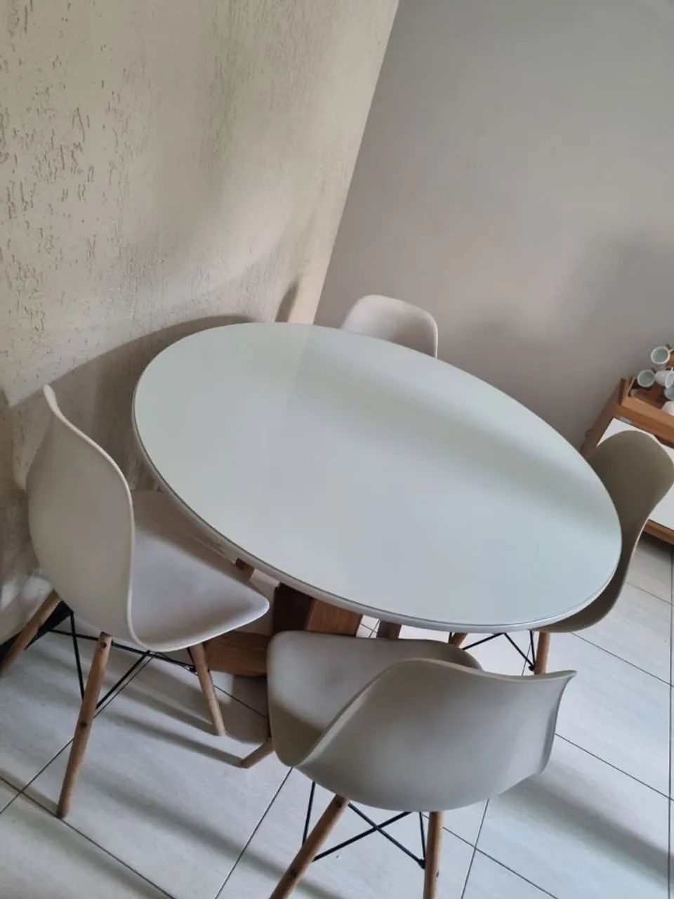 Mesa redonda com tampo de vidro