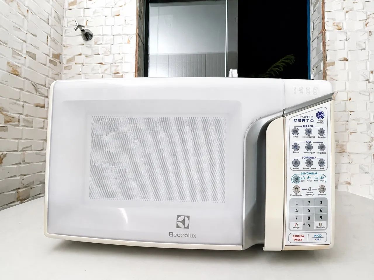 Microondas Eletrolux 31L Branco - Foto 3