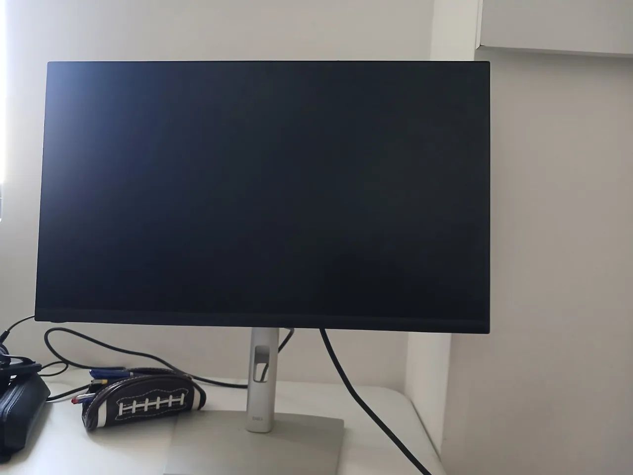 Monitor Dell P2422H de 23,8 polegadas.