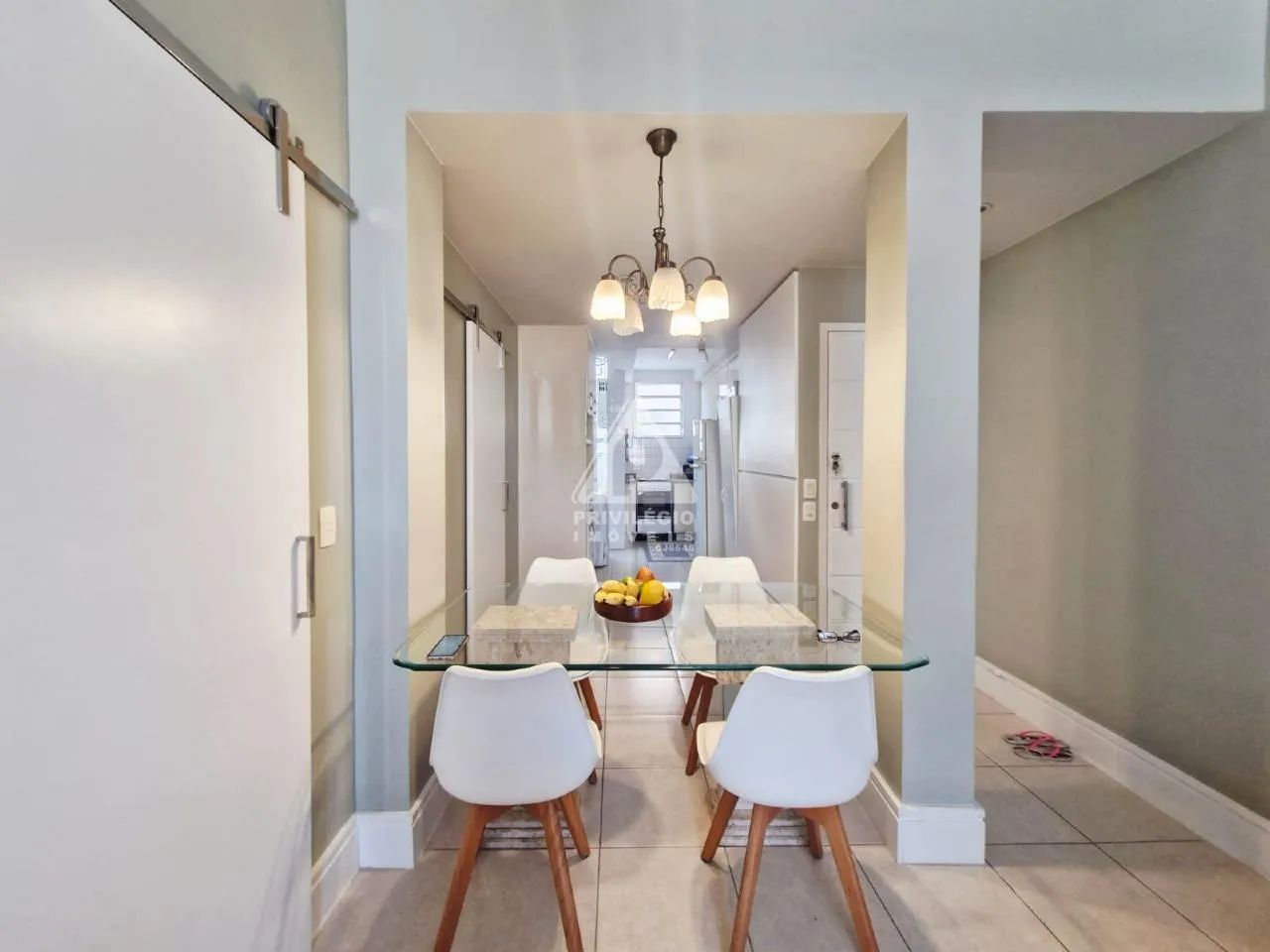 Apartamento reformado no Posto 10! - Foto 2