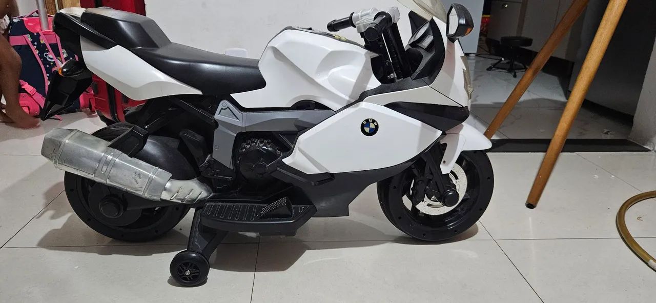Vendo esta moto bmw infantil com alguns detalhes para conserto - Foto 4