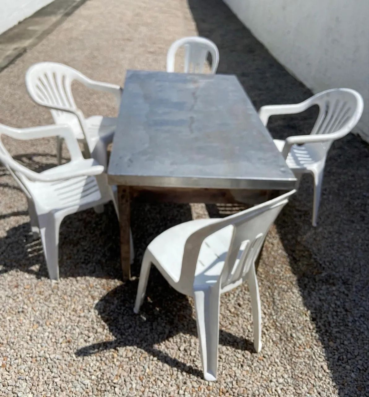 Mesa com tampo inox(bancada), e 5 cadeiras de PVC(bancos,assento)!!! - Foto 4