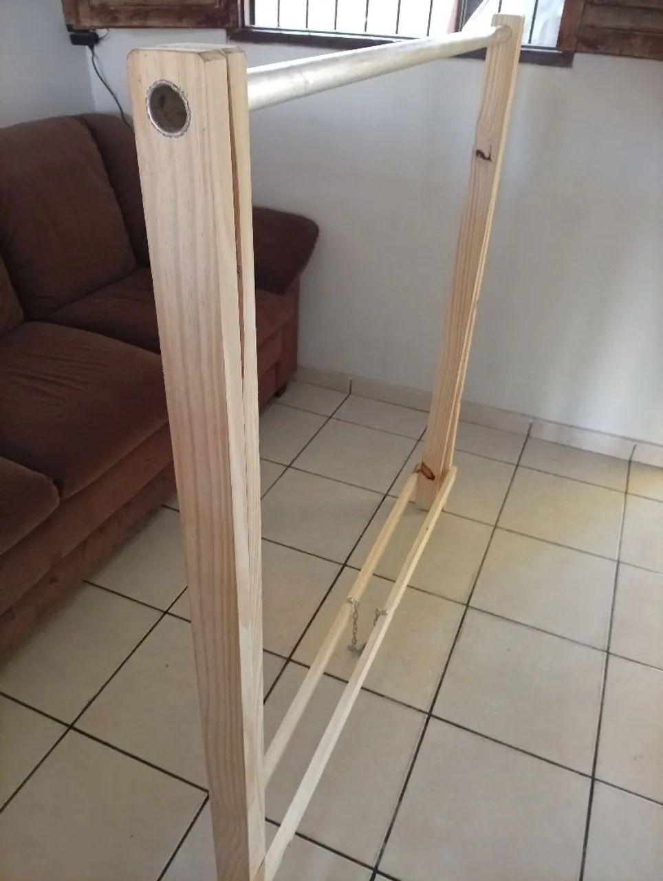 Arara para roupas (ótimo estado) + 55 cabides - Foto 5