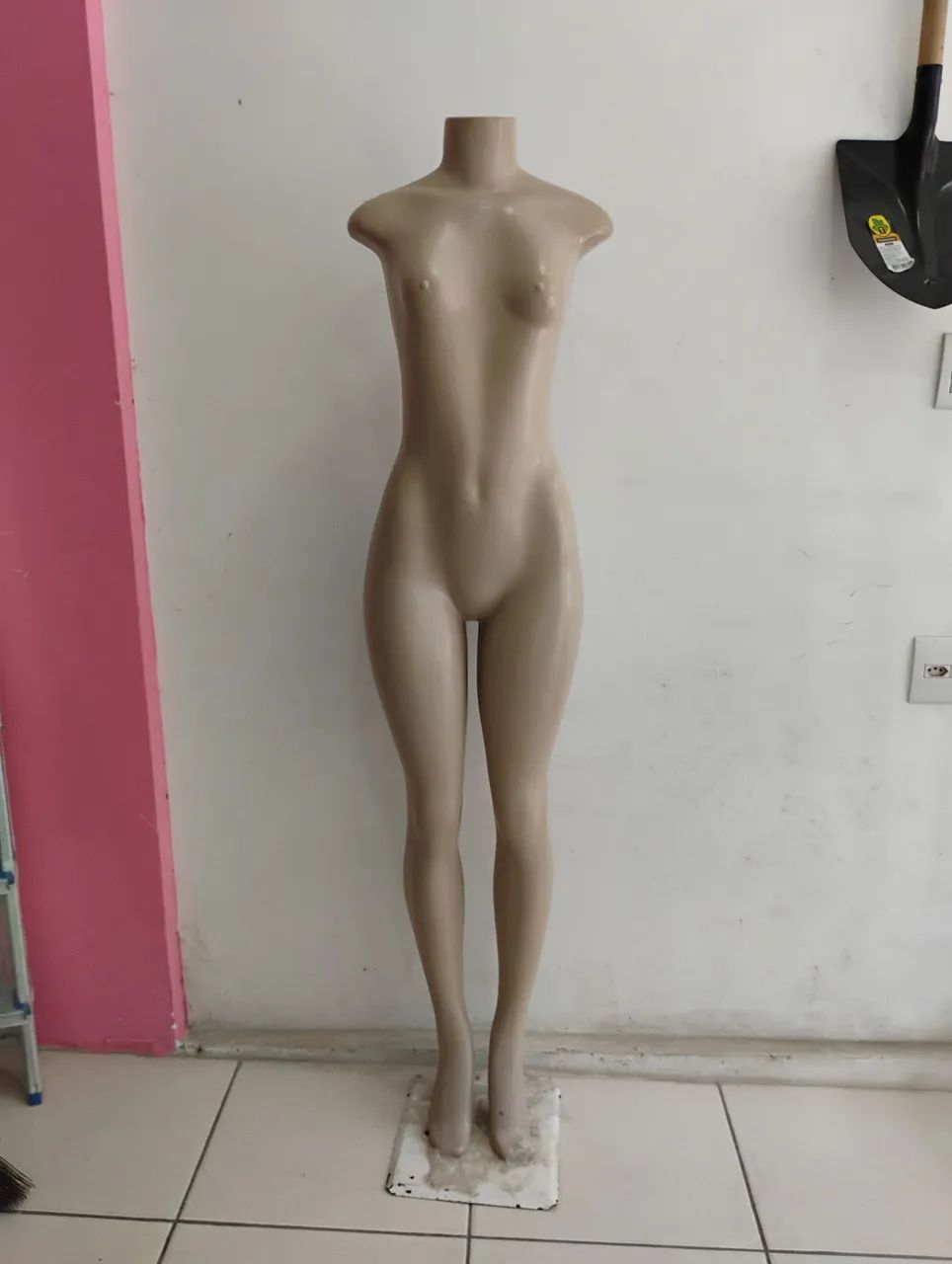 Manequim feminina inteira com pé  - Foto 2