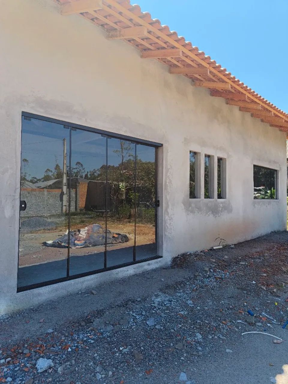 Casa Nova a venda ,terreno grande .
