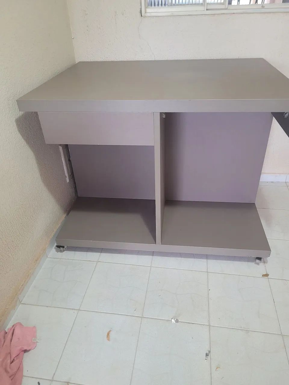 Mesa expositor a para loja de roupas com rodinhas