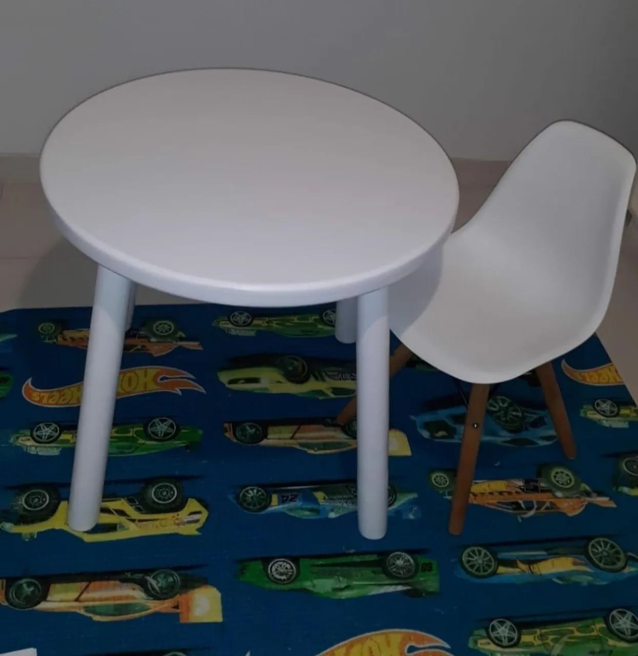 Mesa infantil + cadeira TOKSTOK (retirada a combinar)