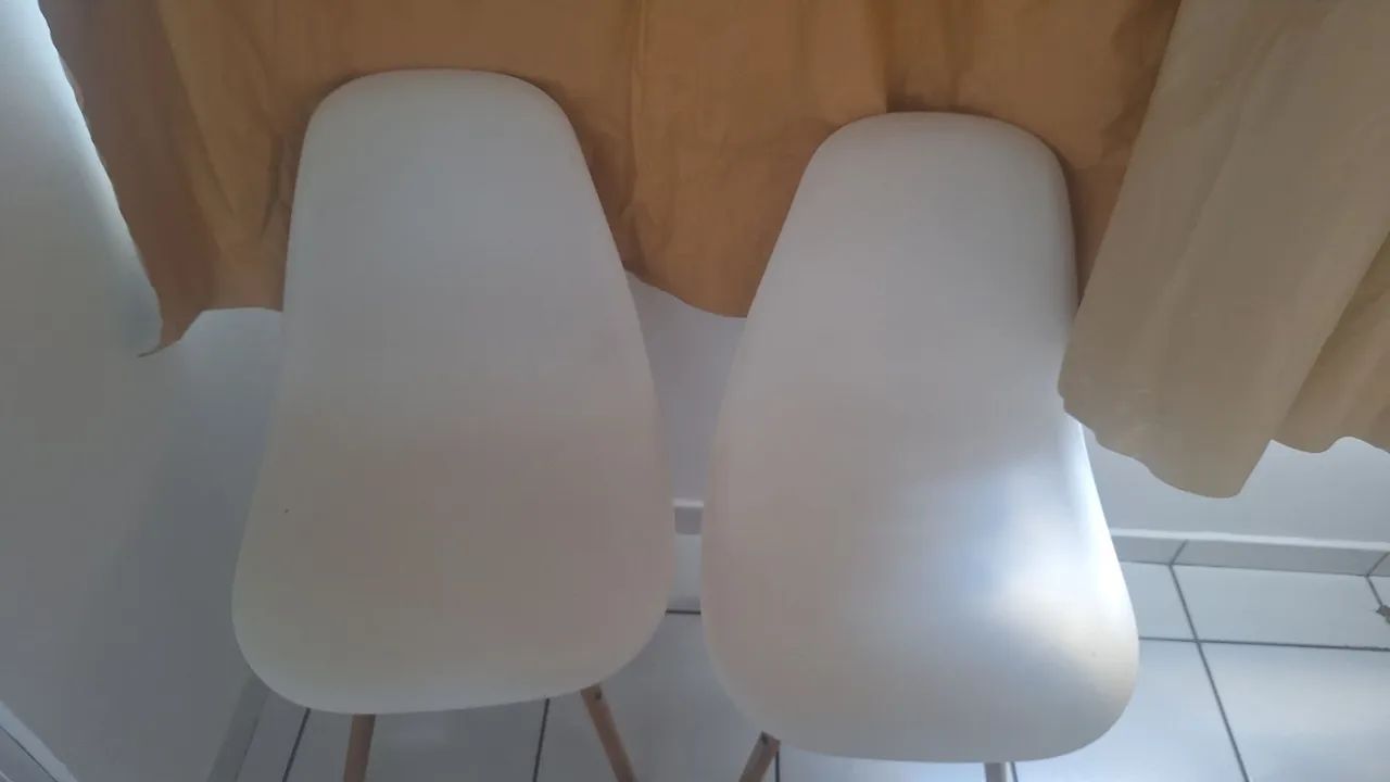 2 cadeiras brancas