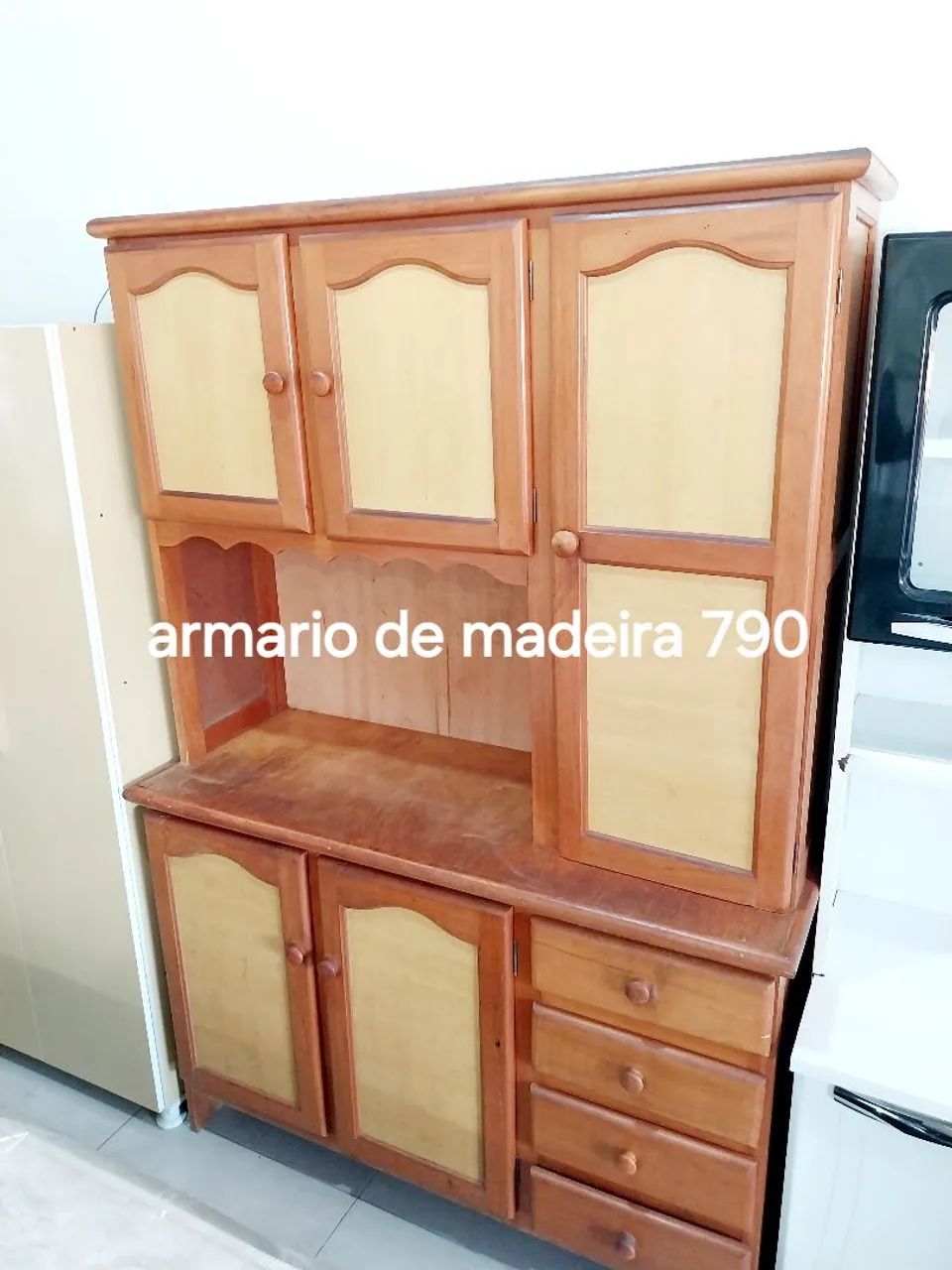 Armário de madeira 