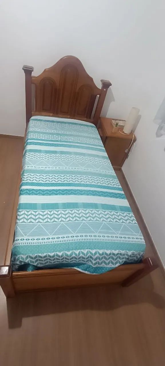 Cama de solteiro com auxiliar em madeira vai com um colchão 
