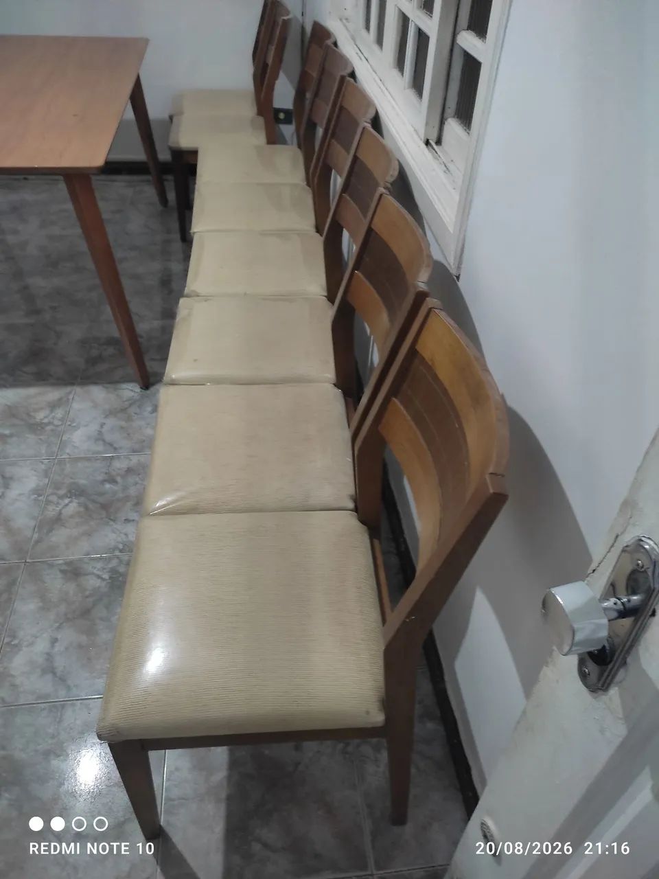 Mesa em madeira com 8 cadeiras  - Foto 2