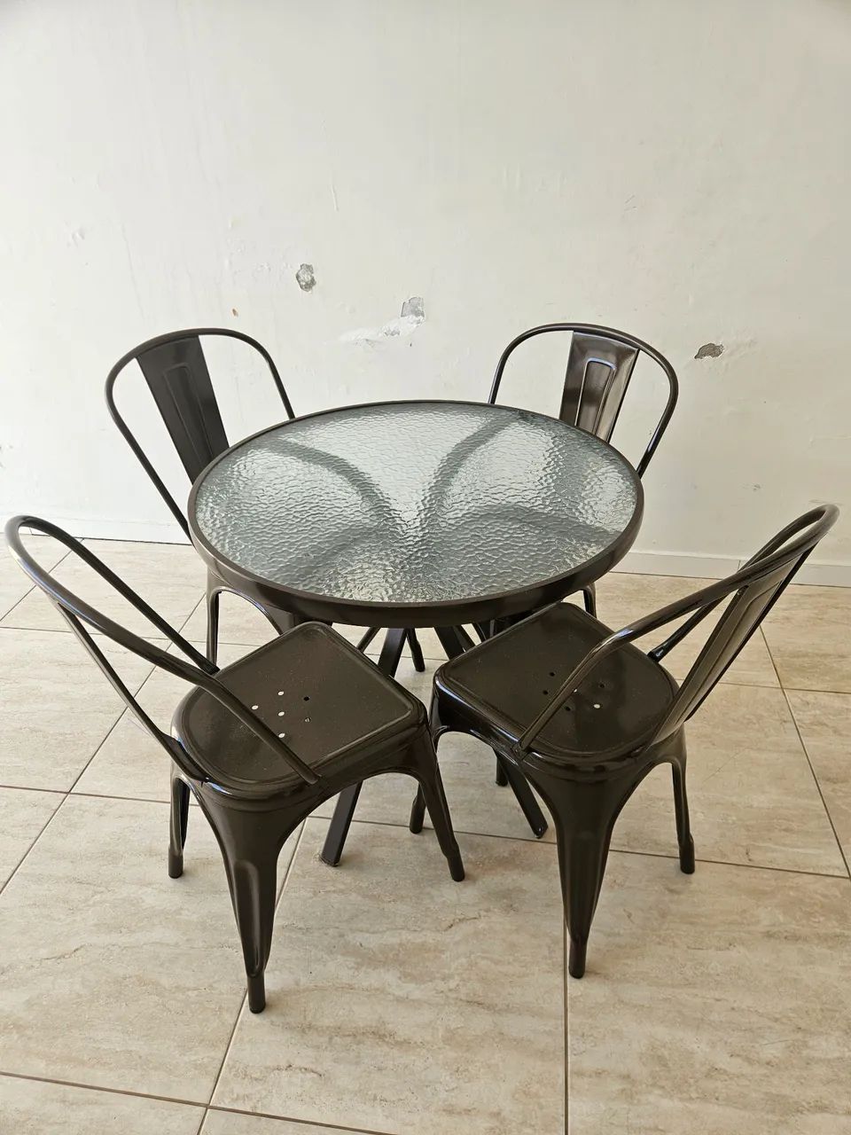 Mesa de metal com cadeiras  - Foto 2
