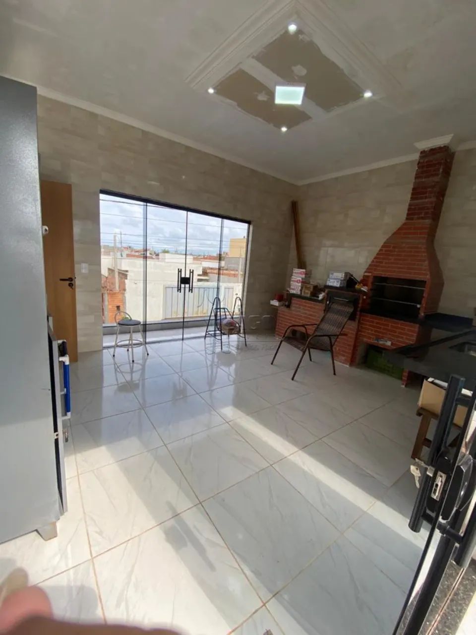 Excelente casa com salão comercial em bairro de crescimento.