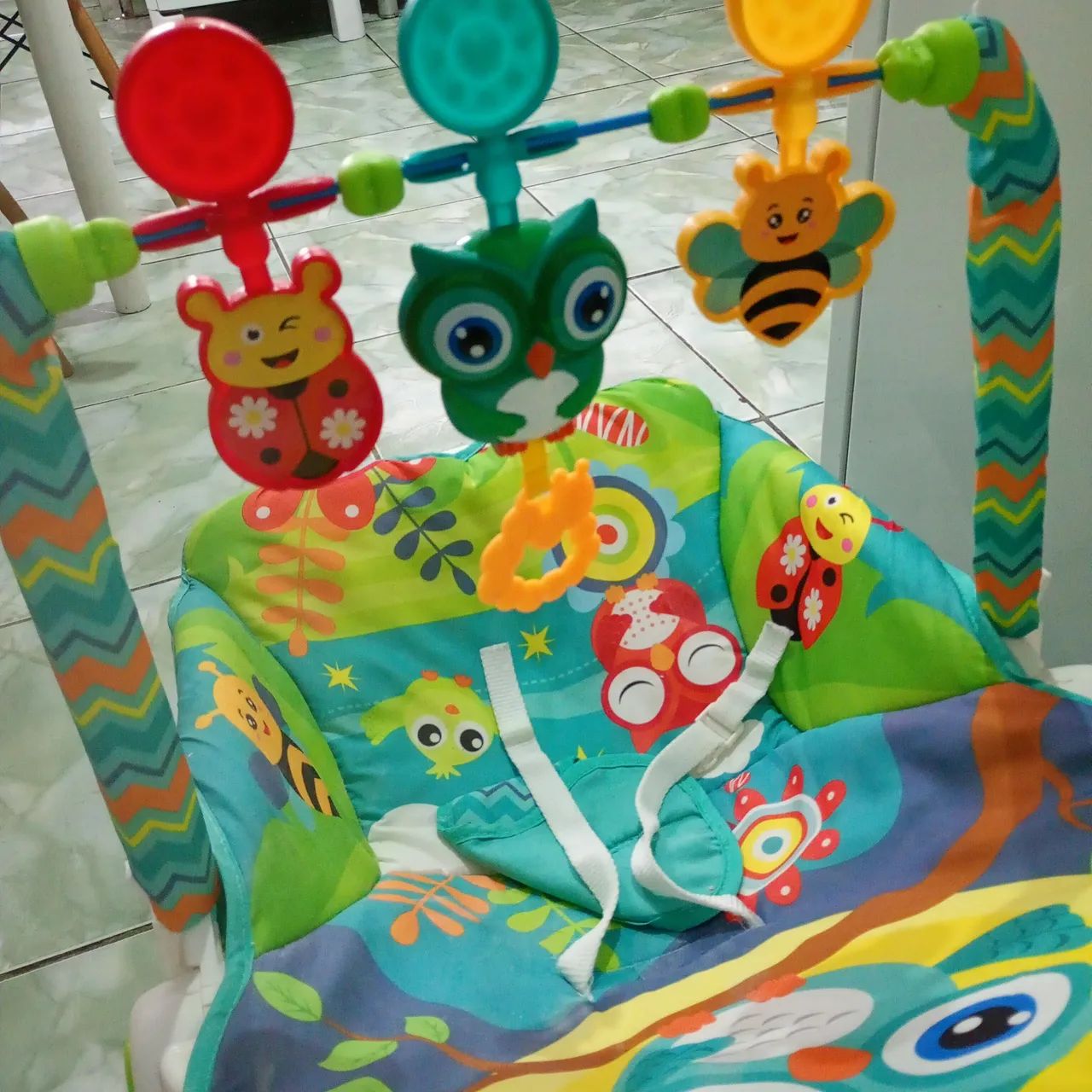 Cadeira de descanso e balanço com brinquedos musicais  - Foto 4