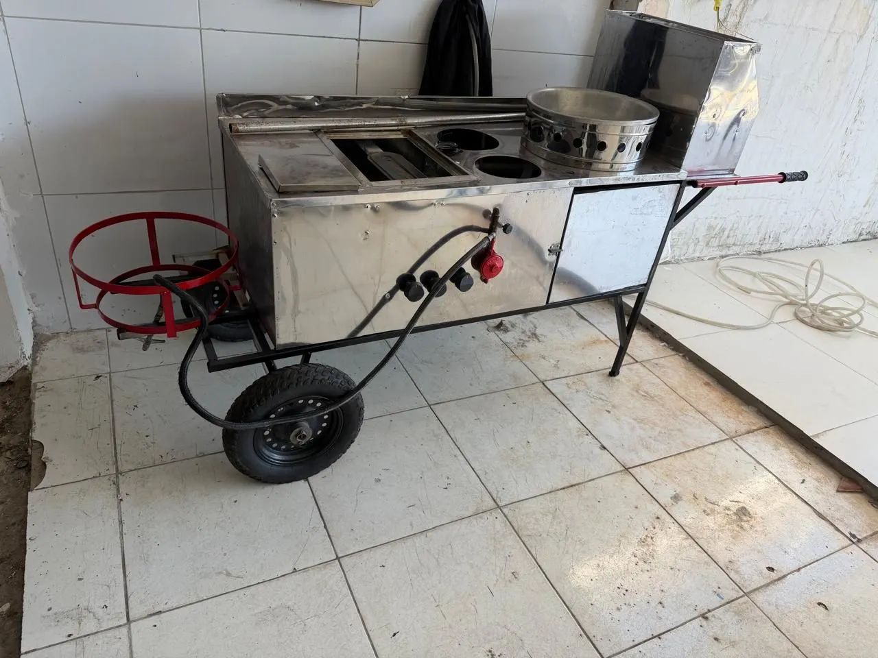 Carinho semi-novo várias utilidades 