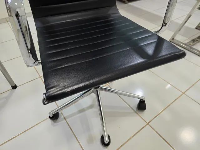 Cadeira Diretor Giratória Preta Cromada - Funcionando - Foto 4