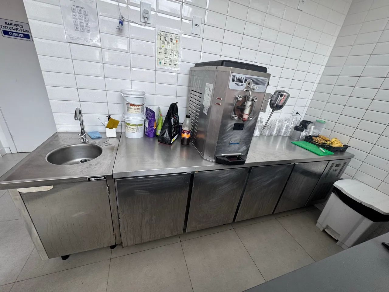 Bancada Refrigerada Macom Inox 4 portas + cuba