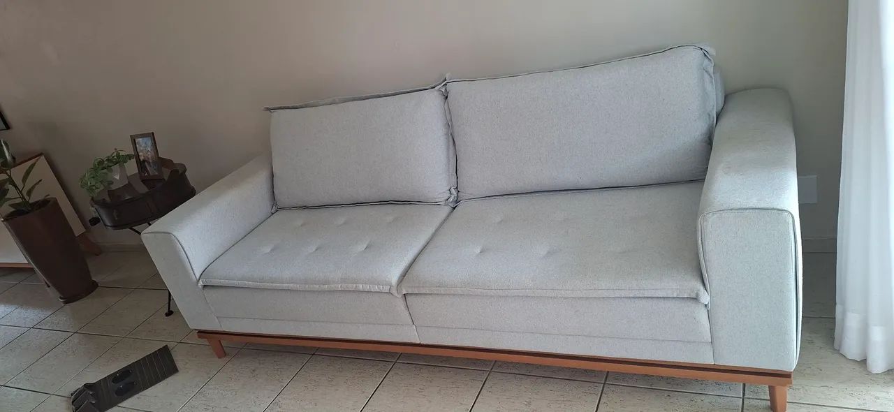 Sofá em linho, cinza claro. Medida: 2,40cm.