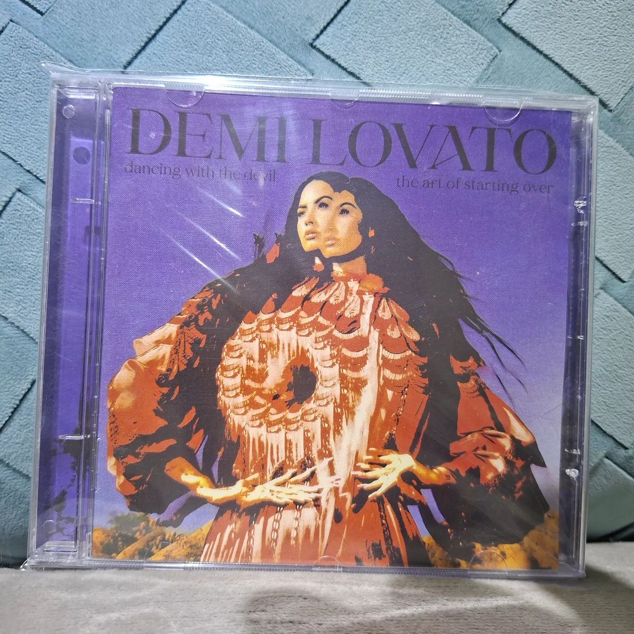 CD Demi Lovato - Dancing With The Devil - Capa AZUL