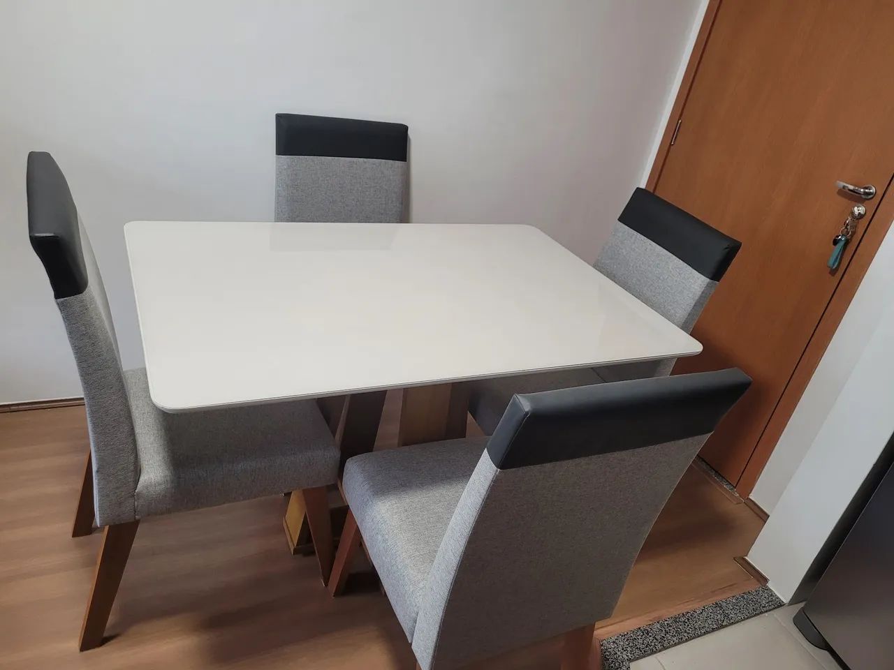 Vendo mesa com 4 cadeira - Foto 2