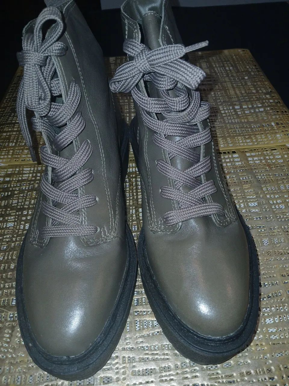 Bota Arezzo em couro legítimo nova