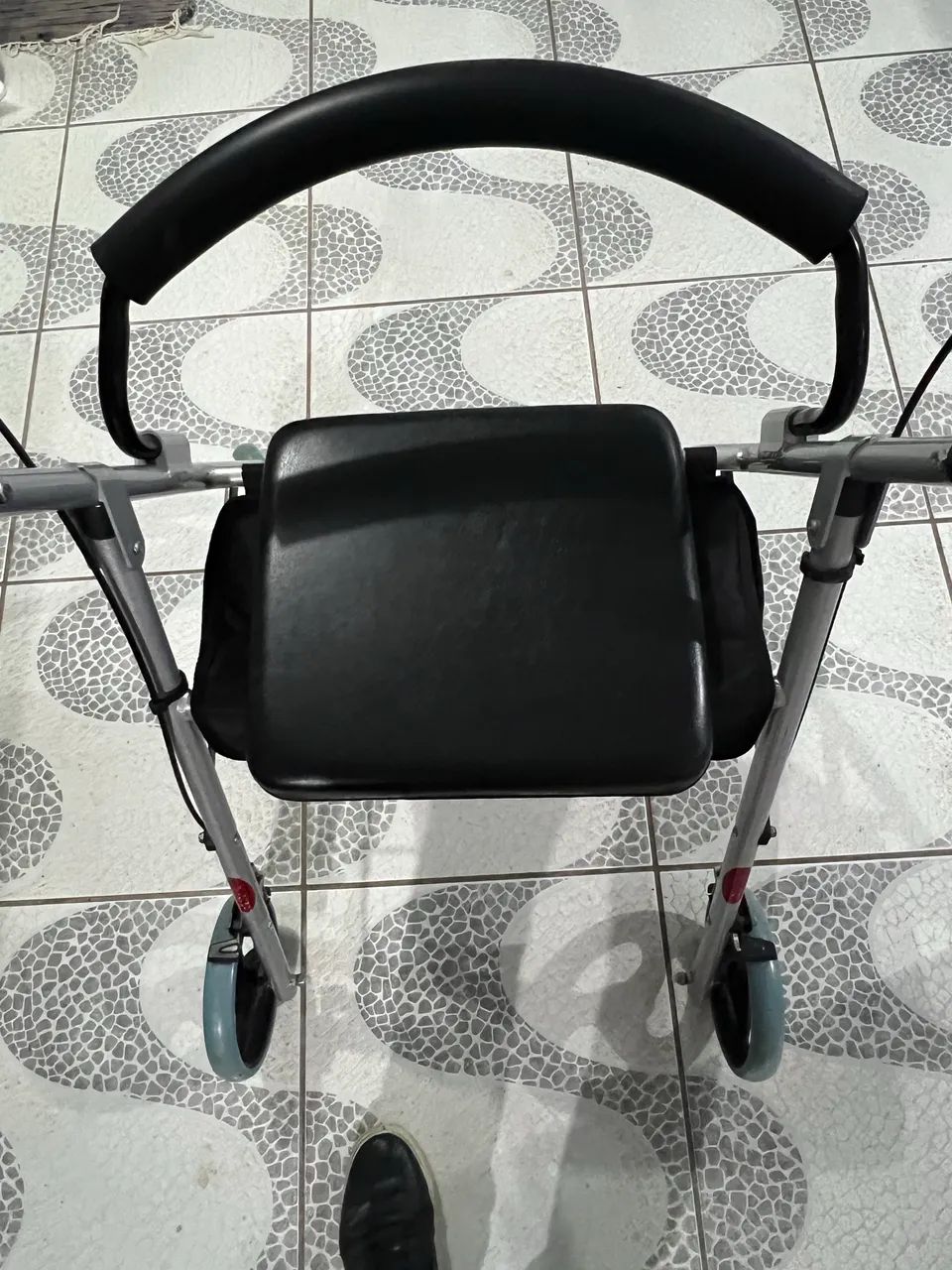 Andador D12 Dellamed Alumínio 4 Rodas Com Assento - Foto 3