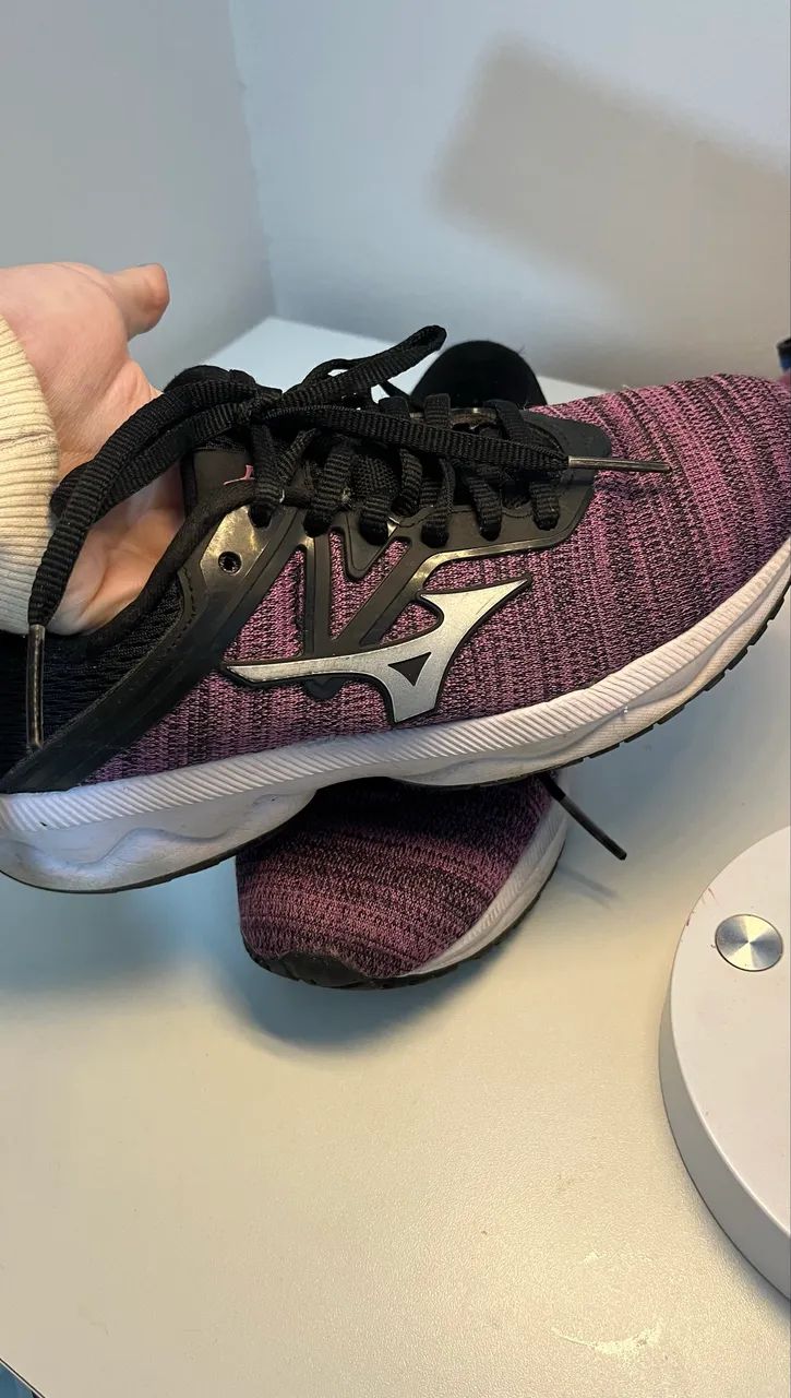 Tênis preto e roxo mizuno original tamanho 34.  - Foto 2