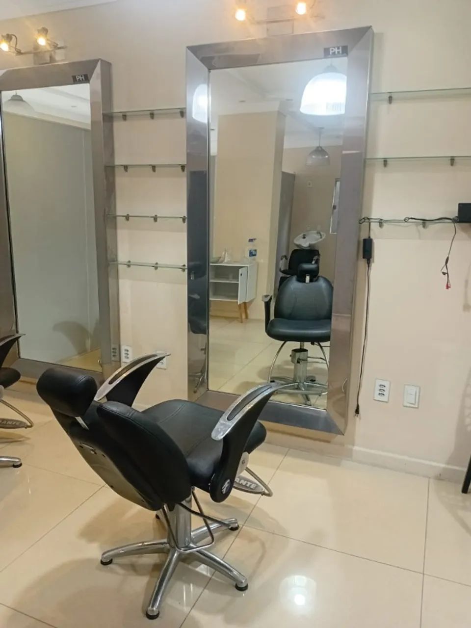 Cadeira de cabeleireiro Ferrante e espelhos  - Foto 2