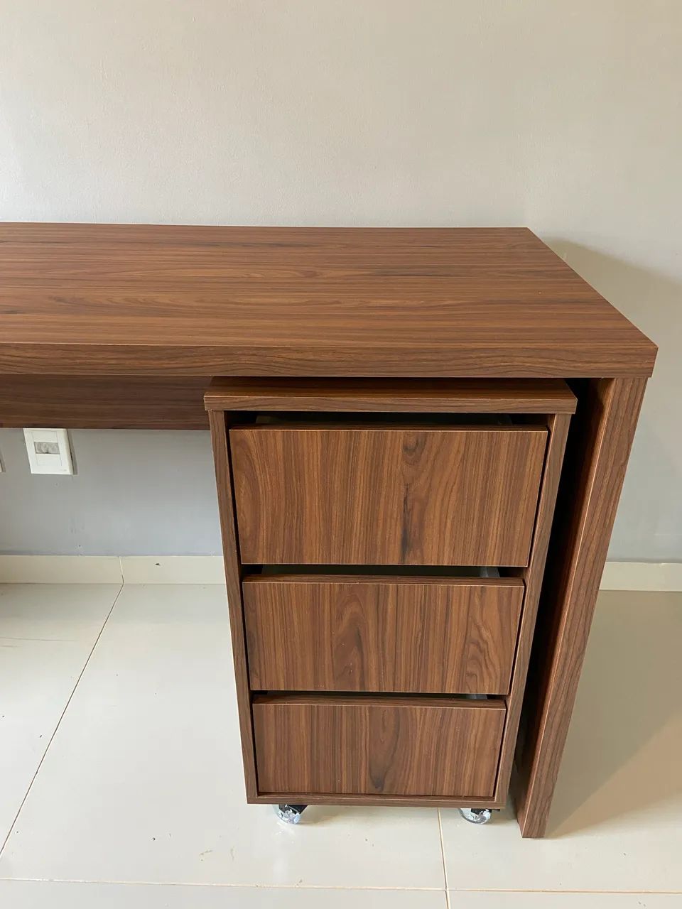 MESA ESCRITÓRIO 1,80M COM GAVETEIRO 3 GAVETAS 100% MDF - Foto 3