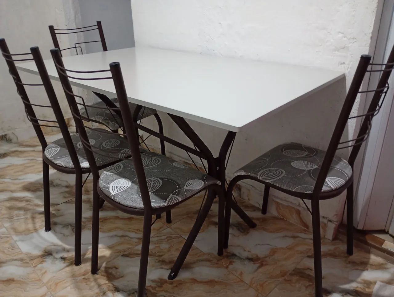 MESA COM 4 CADEIRAS TAMPA DE GRANITO  - Foto 2