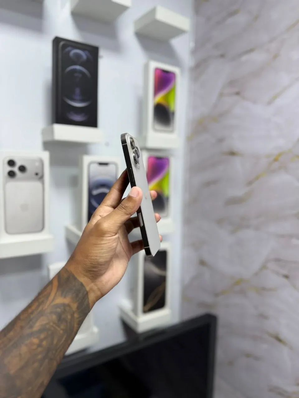 IPHONE 16 PRO MAX 256GB<br>R$ 5.699,00 NATURAL - Foto 2