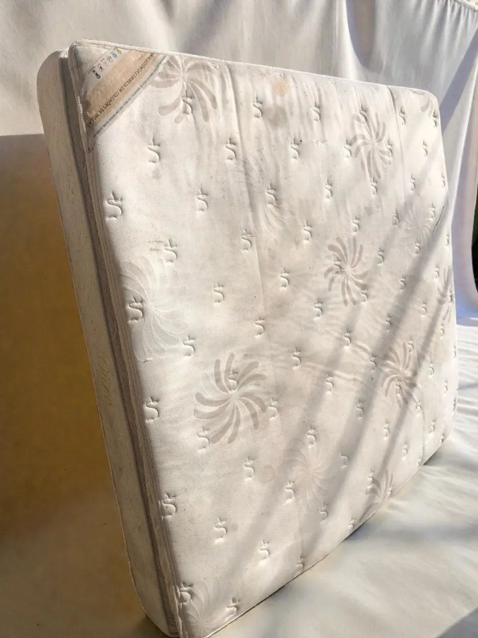 Colchão, 1,80x2,00, branco, em bom estado.