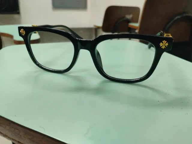 Armação preta com detalhe dourado 