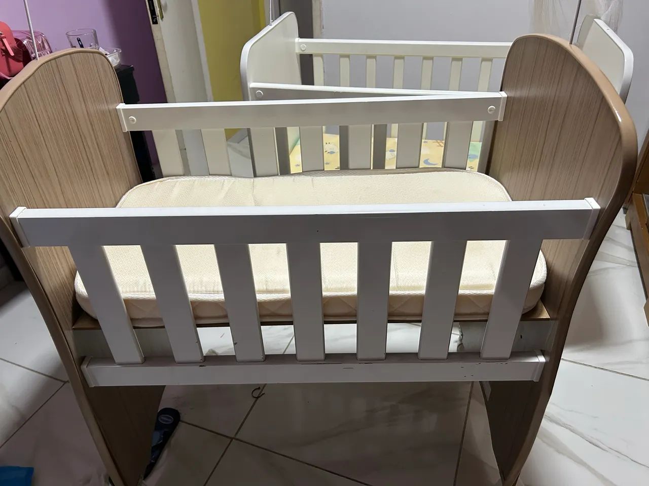 Vendo mini berço marrom e branco  - Foto 2