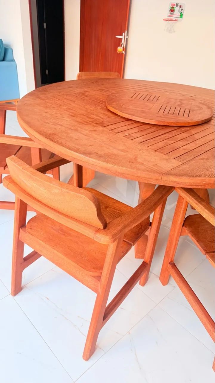 Mesa de madeira com 8 cadeiras - Foto 4