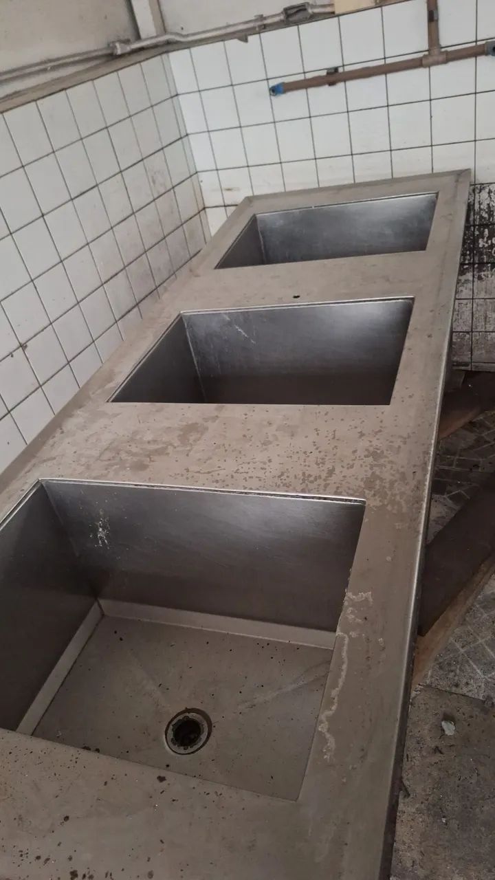 Pia de inox 3 cubas grandes.