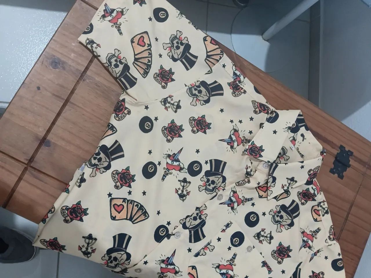 Camisa de botão estampa olá scool
