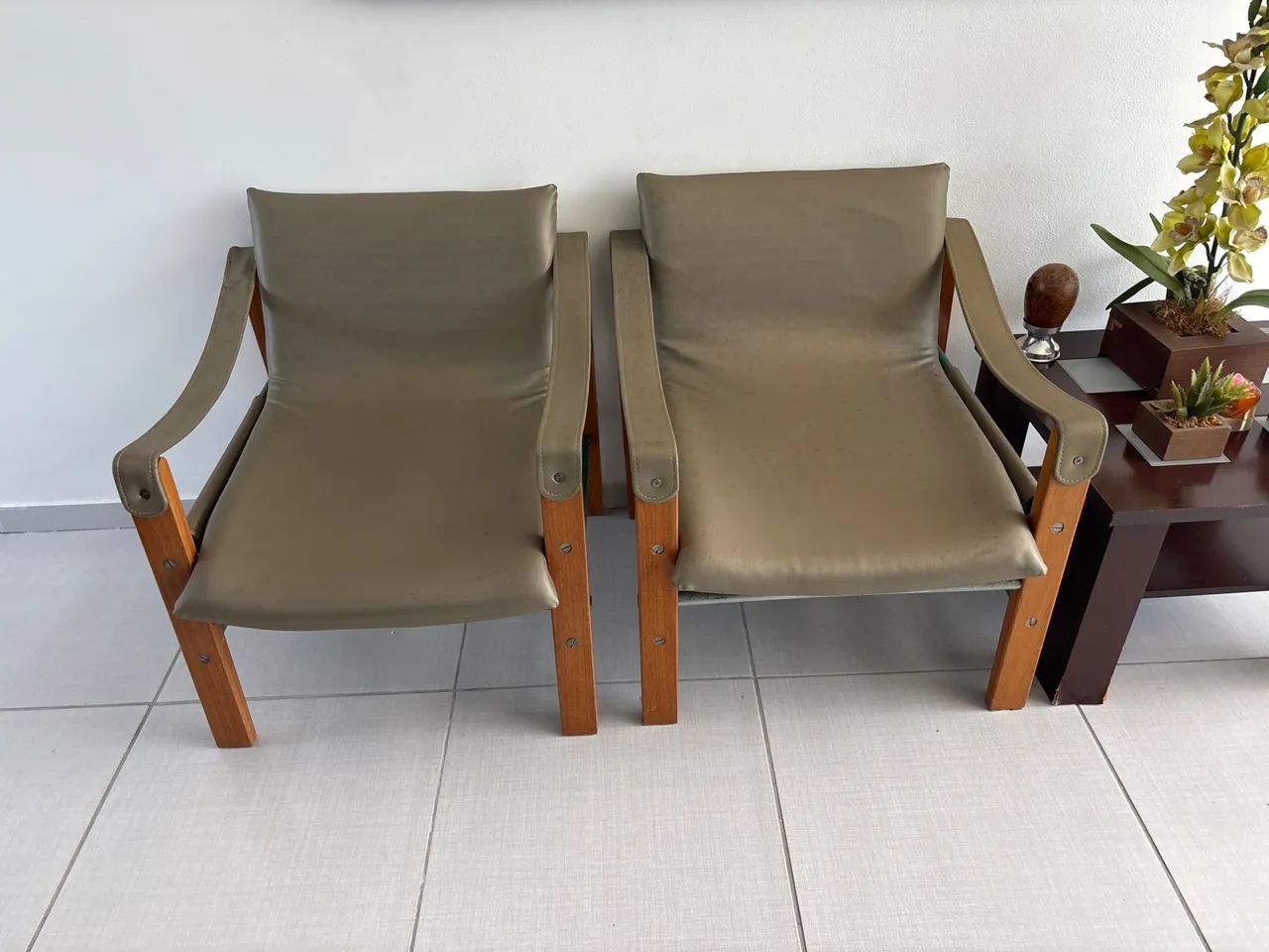 Cadeiras para casa em madeira e couro