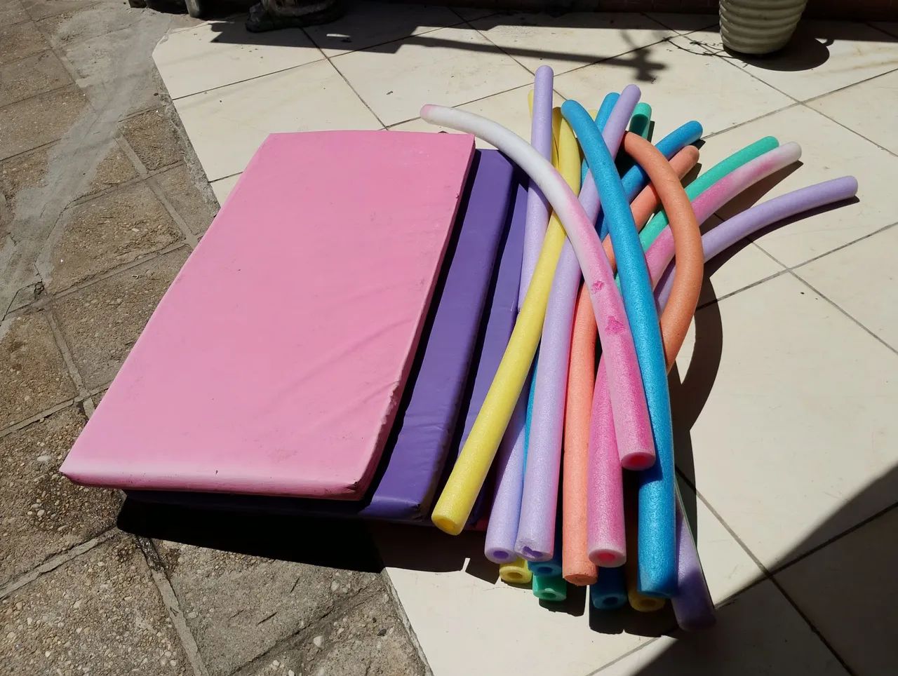 Colchonetes e Macarrões de Piscina - Ótimo Estado (Liquidação)