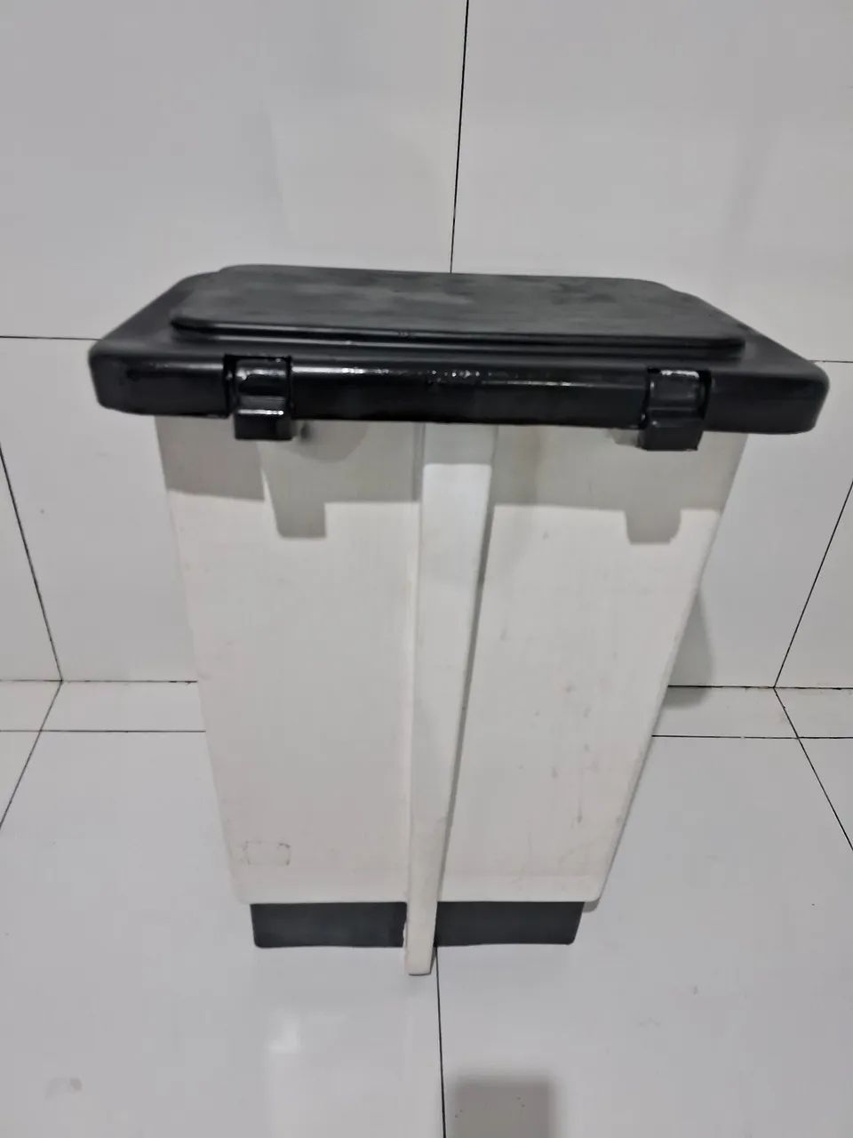 Lixeira 200 litro toda perfeita 120 preco negociavel - Foto 2