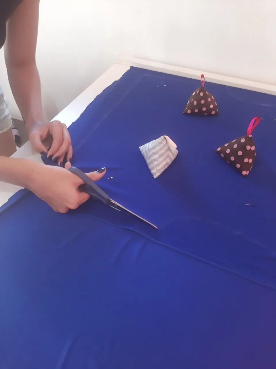 Costureira de ajustes e facção de roupa tecido plano  - Foto 5